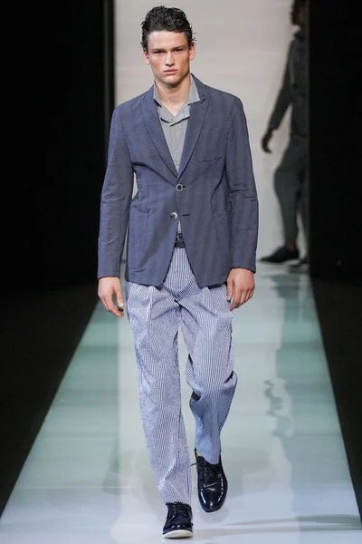 Look 16